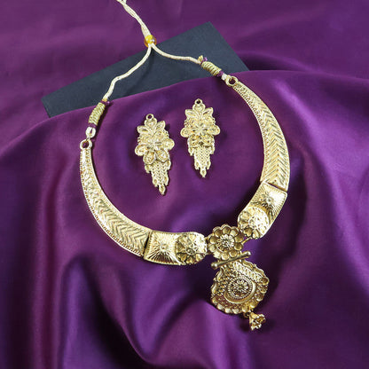 Royal Curved Choker Necklace Set – Elegant Traditional Design for Bridal Wear