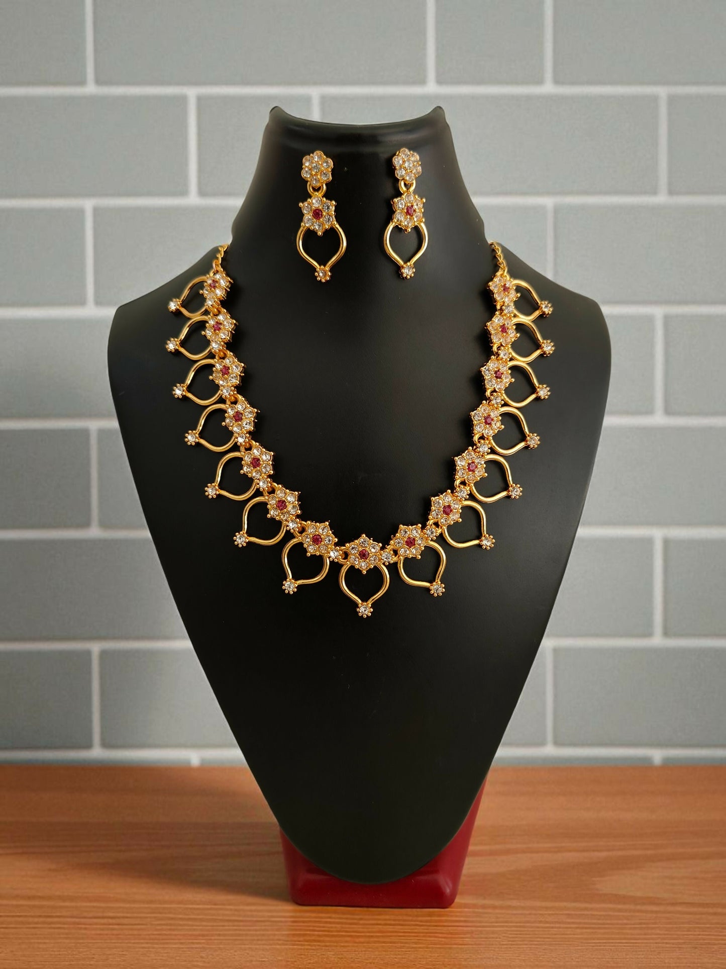 Elegant   Artificial Gold-Plated Floral Necklace & Earrings Set with Pink Stone Accents